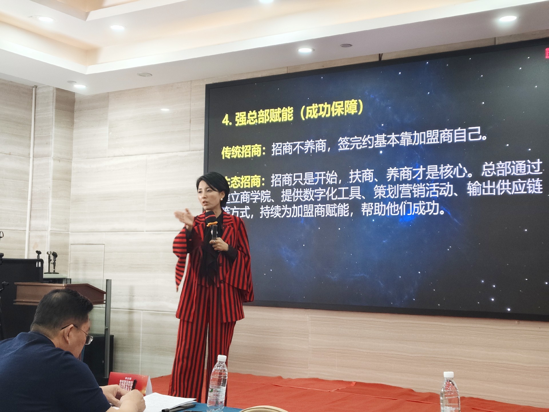 没团队没预算，这个小老板靠招商，3个月签20单